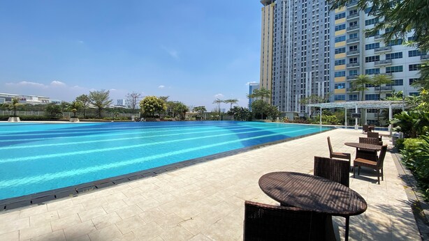 Una piscina al aire libre