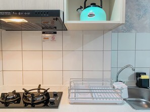 Estudio | Cocina privada | Refrigerador, parrilla de estufa y arrocera 