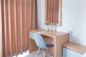 Studio | Schreibtisch, kostenloses WLAN