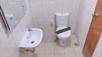 Studio | Bathroom | Shower, towels