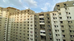 Un edificio residencial de gran altura con varios balcones y techo plano.