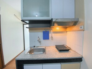 Appartement | Cuisine privée | Réfrigérateur, plaque de cuisson, cuiseur de riz, tables à manger