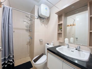 Căn hộ | Phòng tắm | Buồng tắm vòi sen, khăn tắm 