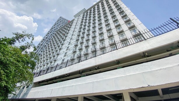 A high-rise building with multiple balconies and a pedestrian walkway. - Simply Look And Homey Studio Paltrow City Apartment (Semarang)