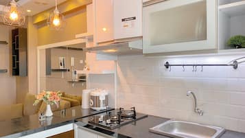 Apartamento | Cocina privada | Frigorífico, placa de cocina, arrocera y mesa de comedor