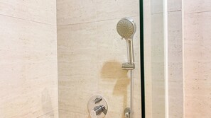 Studio | Phòng tắm | Buồng tắm vòi sen, khăn tắm 