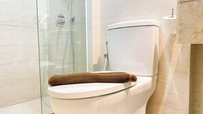 Studio | Phòng tắm | Buồng tắm vòi sen, khăn tắm 