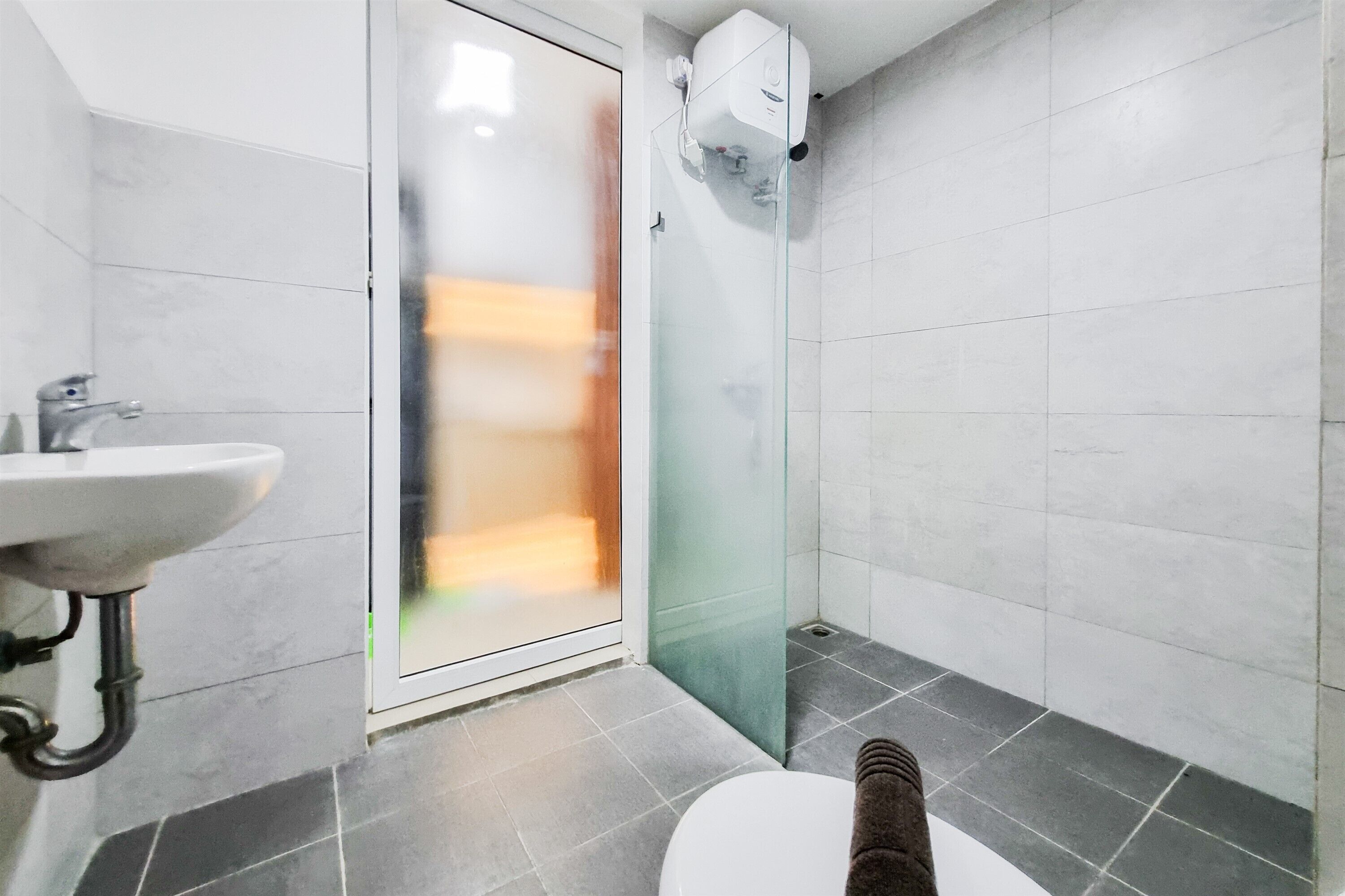Apartemen | Kamar mandi | Shower dan handuk