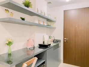 Studio | Private kitchen | Mini-fridge, stovetop, rice cooker - Relaxing Studio At Transpark Cibubur Apartment (Depok)