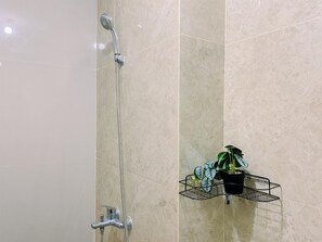Studio | Badkamer | Een douche, handdoeken