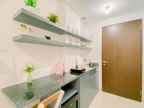 Studio | Private kitchen | Mini-fridge, stovetop, rice cooker - Relaxing Studio At Transpark Cibubur Apartment (Depok)