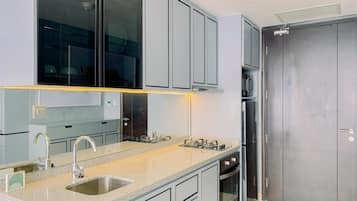 Refrigerador, microondas, horno, placa de cocina