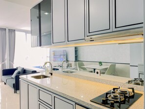 Studio | Cuisine privée | Réfrigérateur, micro-ondes, four, plaque de cuisson