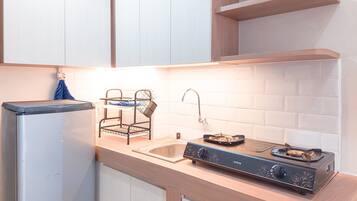 Apartemen | Dapur pribadi | Lemari es, kompor, penanak nasi, dan meja makan