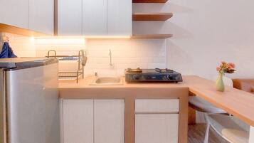 Apartemen | Dapur pribadi | Lemari es, kompor, penanak nasi, dan meja makan