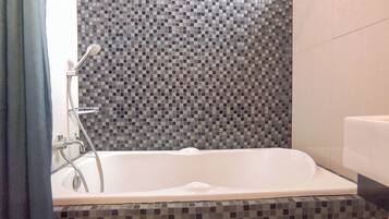 Departamento | Baño | Tina y regadera independientes y toallas