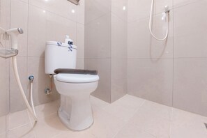 Studio | Badkamer | Een douche, handdoeken