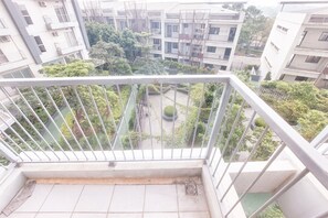 Balcony - Comfy And Homey Studio At Casa De Parco Apartment (Pagedangan)