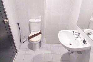 Studio | Bathroom | Shower, towels