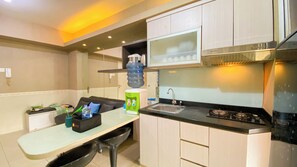 Private kitchen - Comfortable And Homey 3Br Green Bay Pluit Apartment (Jakarta)