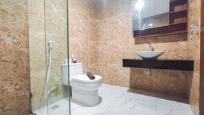 Apartment | Bathroom | Shower, towels - Simple And Relaxing 1Br At Grand Sungkono Lagoon Apartment (Surabaya)