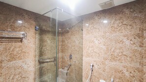 Apartment | Bathroom | Shower, towels - Simple And Relaxing 1Br At Grand Sungkono Lagoon Apartment (Surabaya)