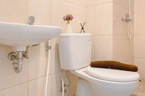 Apartment | Bathroom | Shower, towels - Strategic And Restful 2Br Springlake Summarecon Bekasi Apartment (Bekasi)