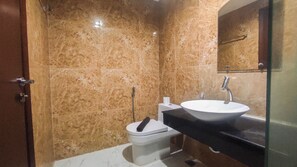 Appartement | Badkamer | Een douche, handdoeken