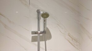 Appartement | Badkamer | Een douche, handdoeken