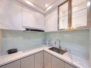 Apartamento básico | Cozinha privada | Geladeira, cooktop, panela elétrica de arroz, mesas de jantar