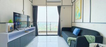Relaxing And Strategic 2Br At Sky House Bsd Apartment