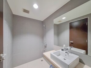 Studio | Badkamer | Een douche, handdoeken