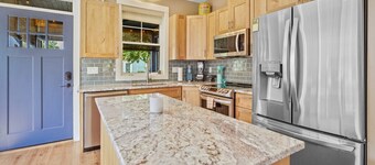 Charming cottage close to the pool, hot tub, beach and more!