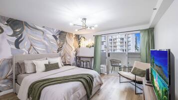 Escritorio, tabla de planchar con plancha, wifi gratis y ropa de cama