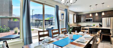 Familie huis, uitzicht op bergen | Dineren in de kamer