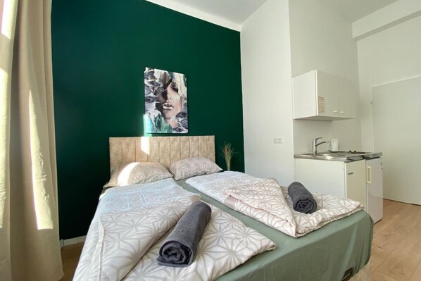 1 bedroom, bed sheets