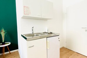 Microwave, stovetop, electric kettle, cookware/dishes/utensils