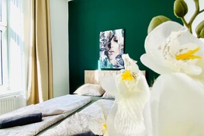 1 bedroom, bed sheets