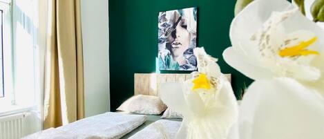 1 bedroom, bed sheets