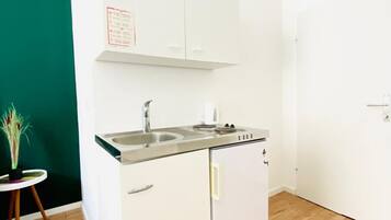 Microwave, stovetop, electric kettle, cookware/dishes/utensils