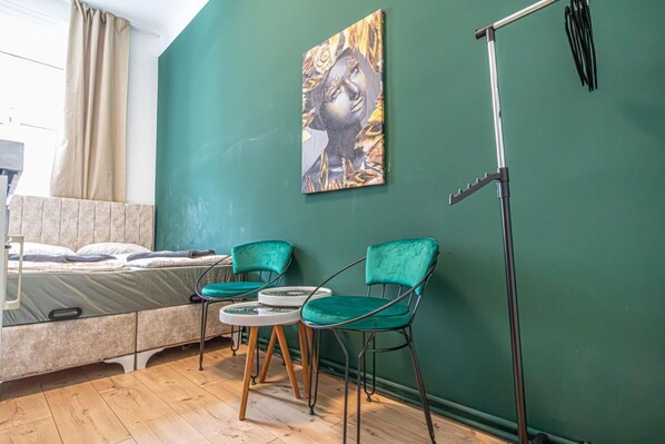 1 chambre, fer et planche à repasser, draps fournis