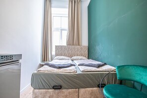 1 bedroom, bed sheets