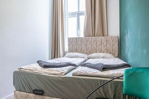 1 bedroom, bed sheets