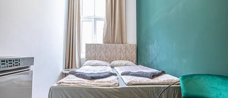 1 bedroom, bed sheets