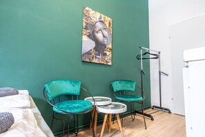 1 habitación, tabla de planchar con plancha y ropa de cama 