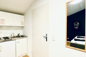 Microondas, placa de cocina, tetera/pava eléctrica, utensilios de cocina