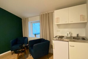 Mikrobølgeovn, kogeplade, køkkentøj/tallerkener/redskaber