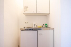 Microwave, stovetop, electric kettle, cookware/dishes/utensils