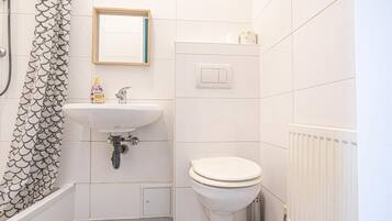 Een douche, een haardroger, handdoeken, zeep