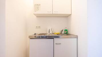 Een magnetron, een kookplaat, een waterkoker